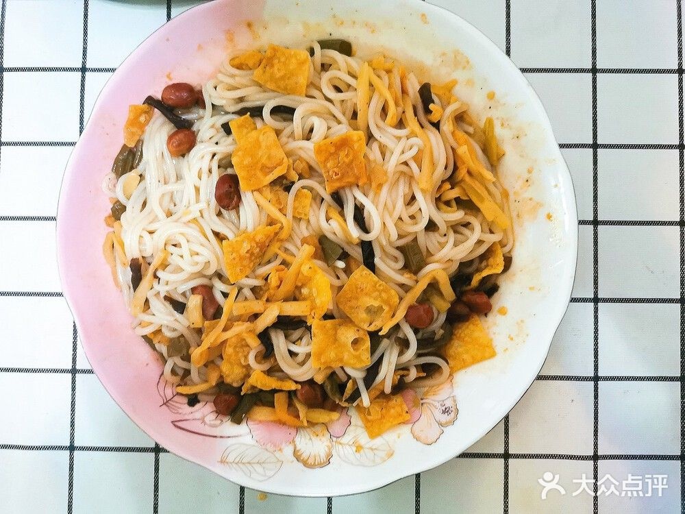 小二抱罗粉早餐店