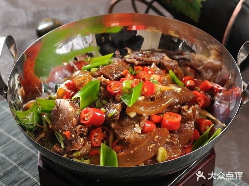 柴火干锅带皮牛肉