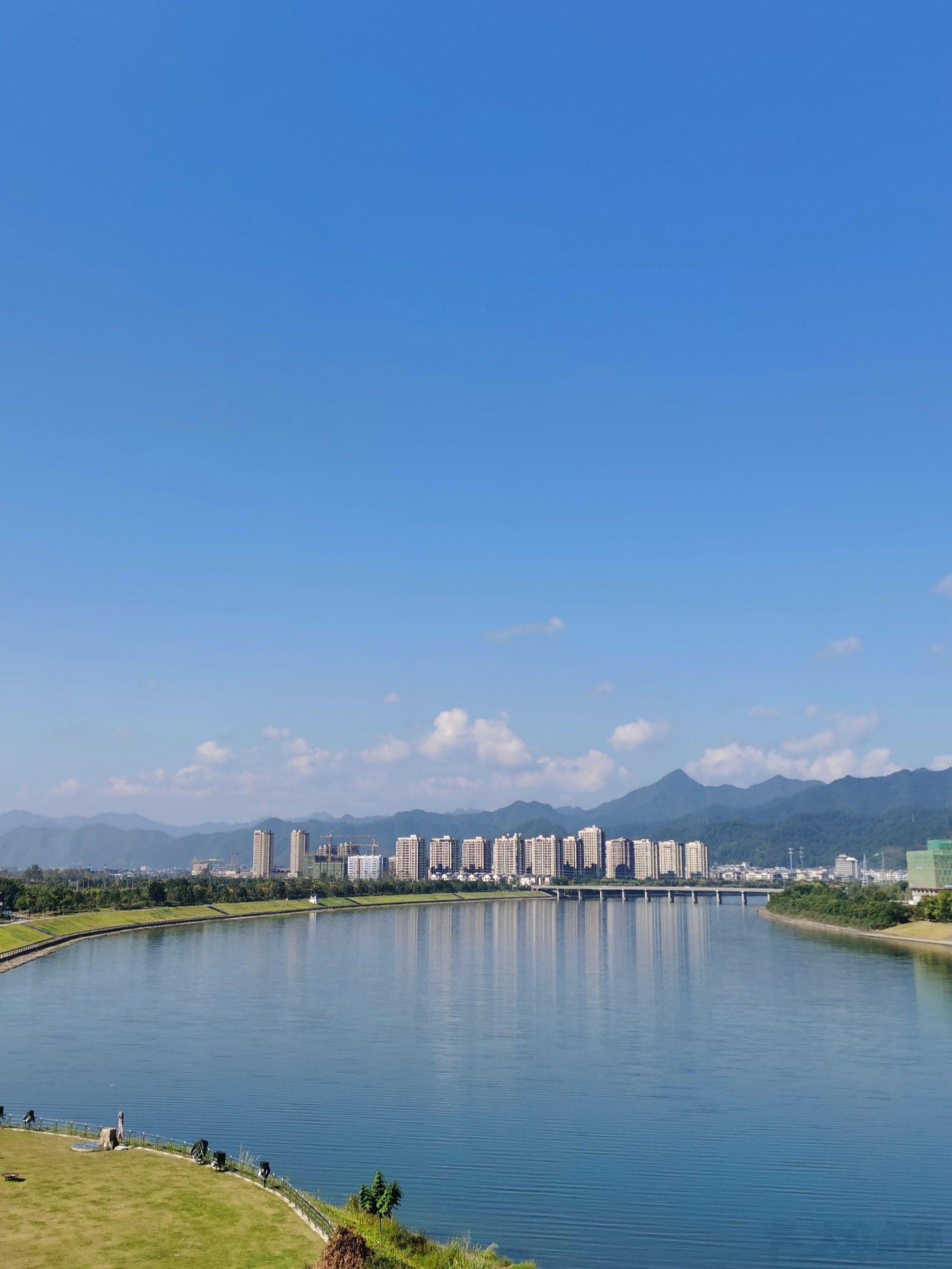 想要体验桨板乐趣,探寻千岛湖风采吗?那就来分水江水利风景区看看!