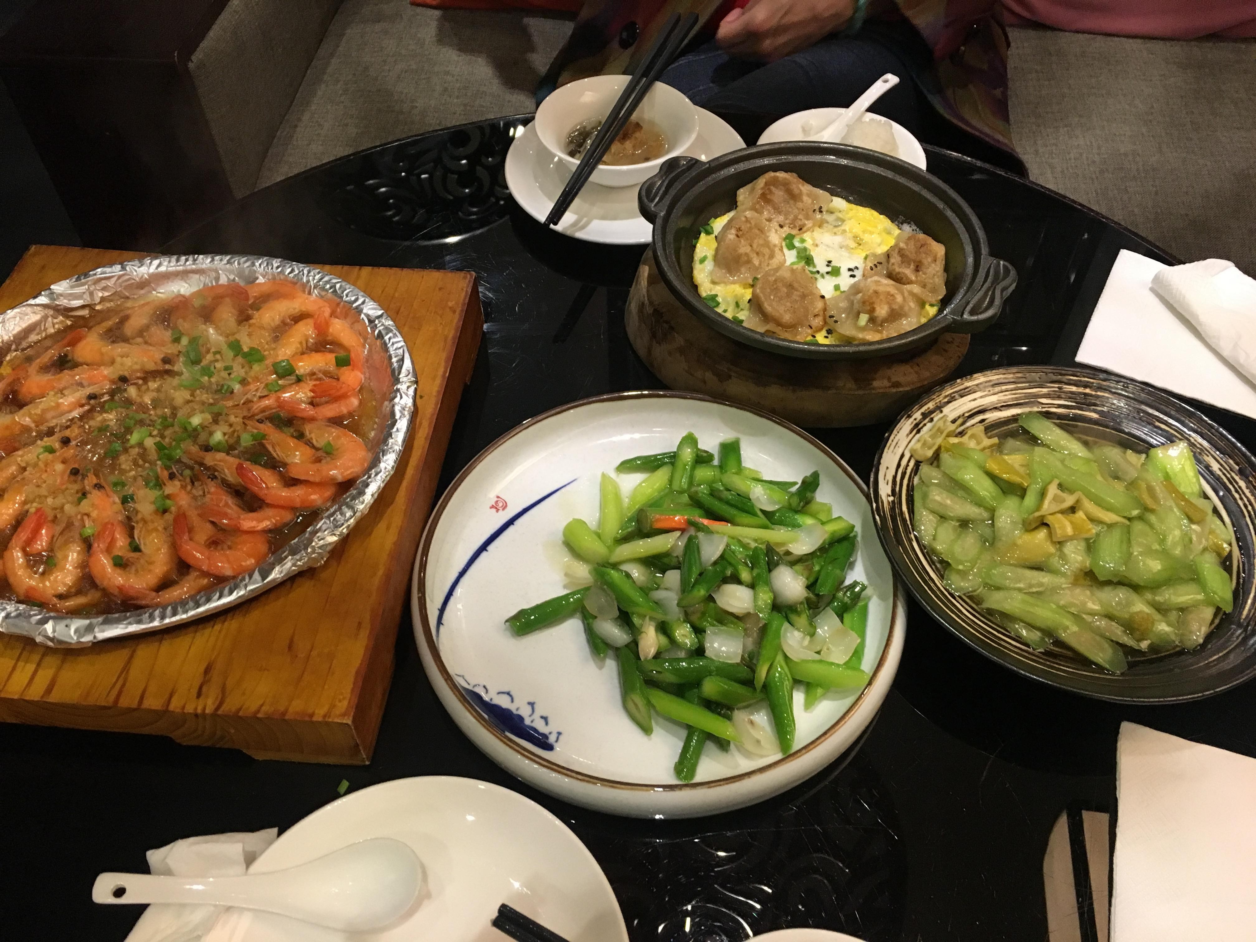 真实吃饭酒桌餐厅照片图片