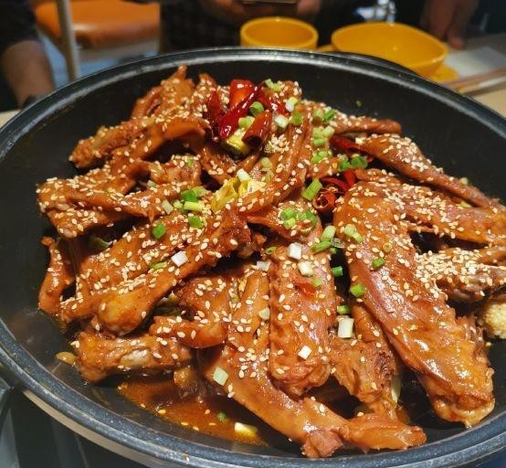 给大伙儿种草一家吃鸭爪爪的店,就是丫恋锅鸭爪爪(马金铺店)这家