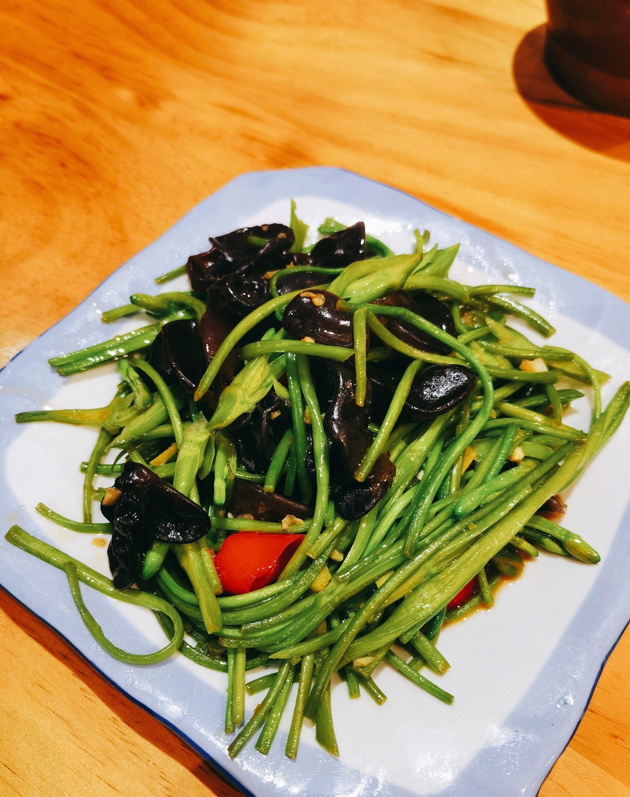 想要一边品味地道美食,一边欣赏洱海美景吗?来苍洱缘食府·看海吃饭!