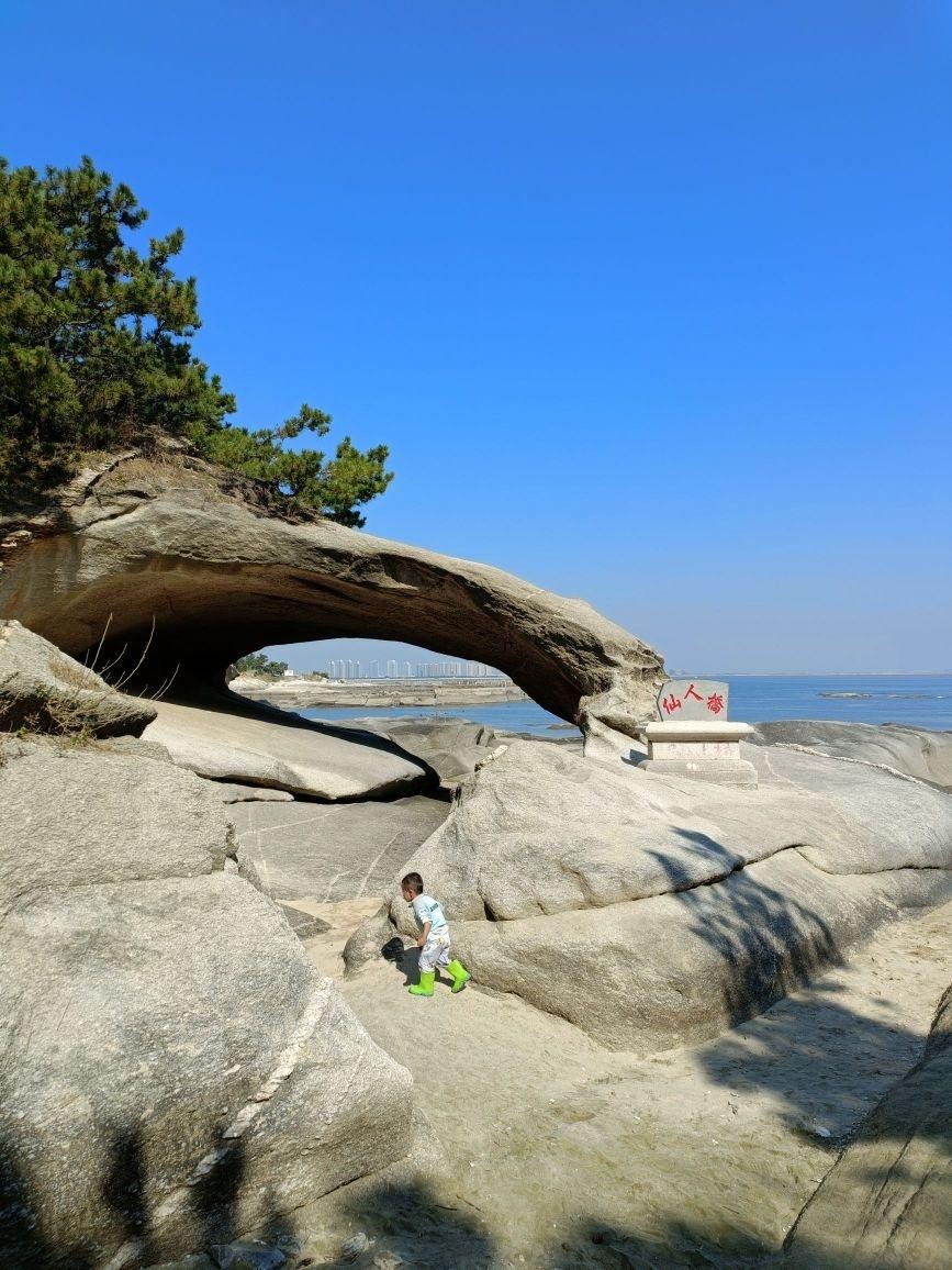 景区名:仙人桥景区 地址:威海市乳山市银滩滨海旅游度假区 交通:乘坐