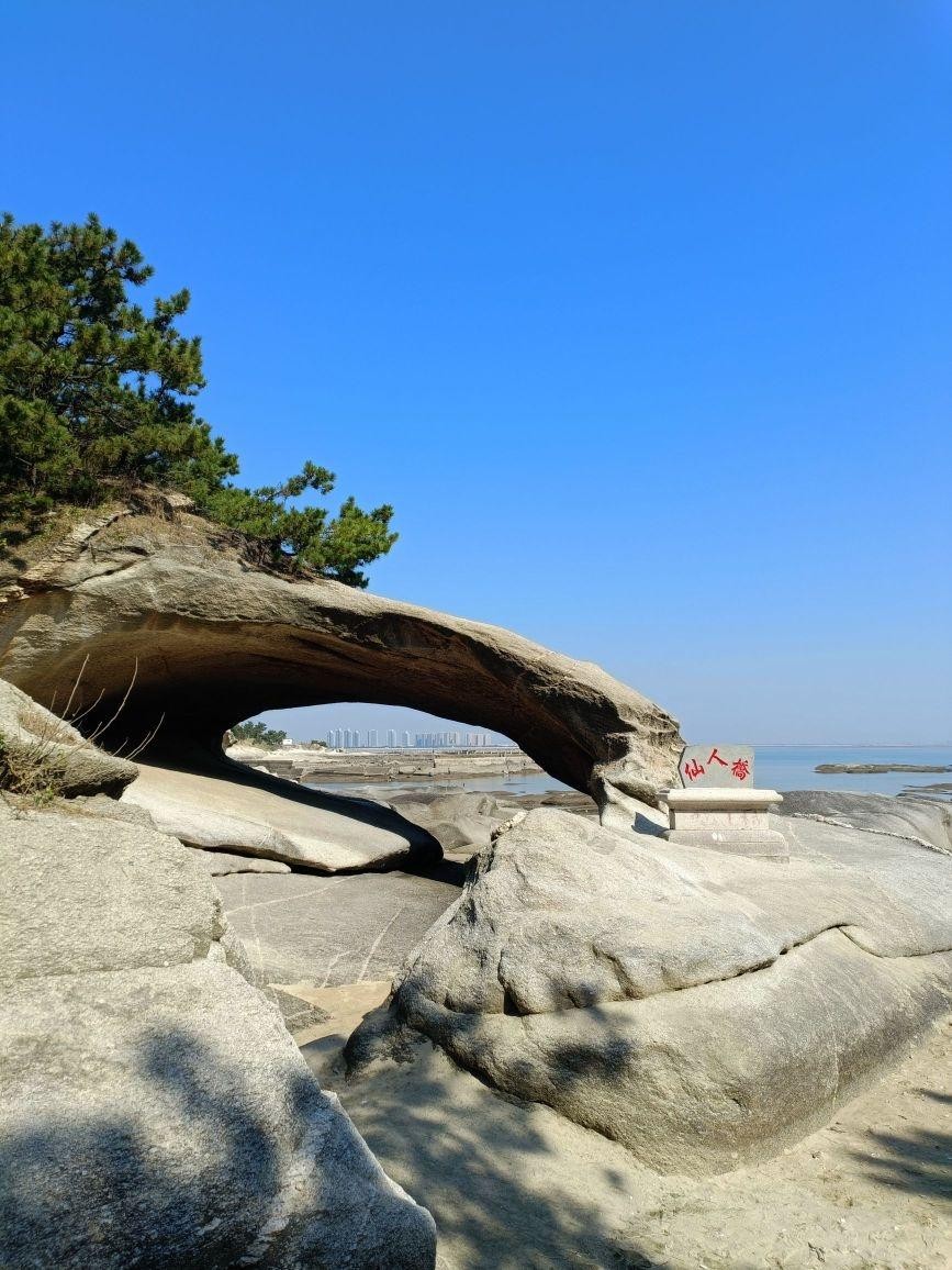 景区名:仙人桥景区 地址:威海市乳山市银滩滨海旅游度假区 交通:乘坐