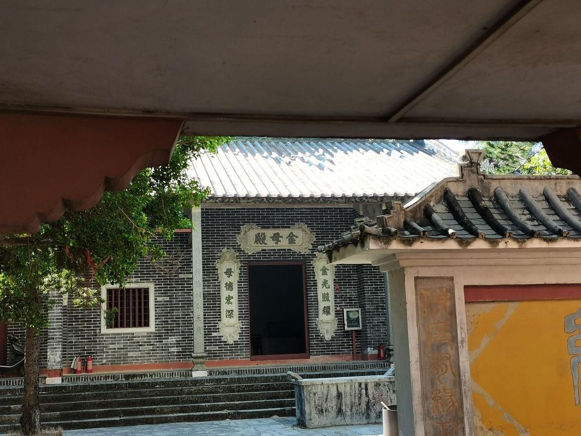 上午的目的地是普度震宫,这座寺庙位于广西壮族自治区北海市海城区