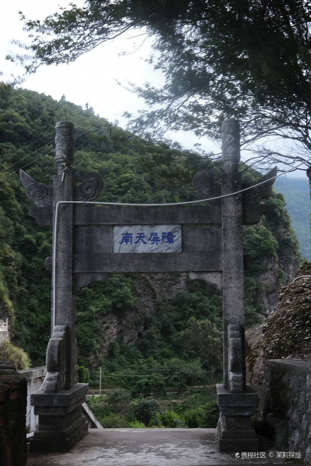 天生桥江风寺