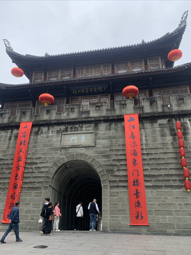 东门口