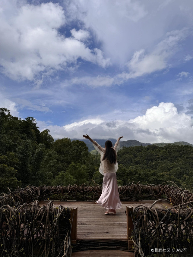 五指山方诺寨热带雨林景区