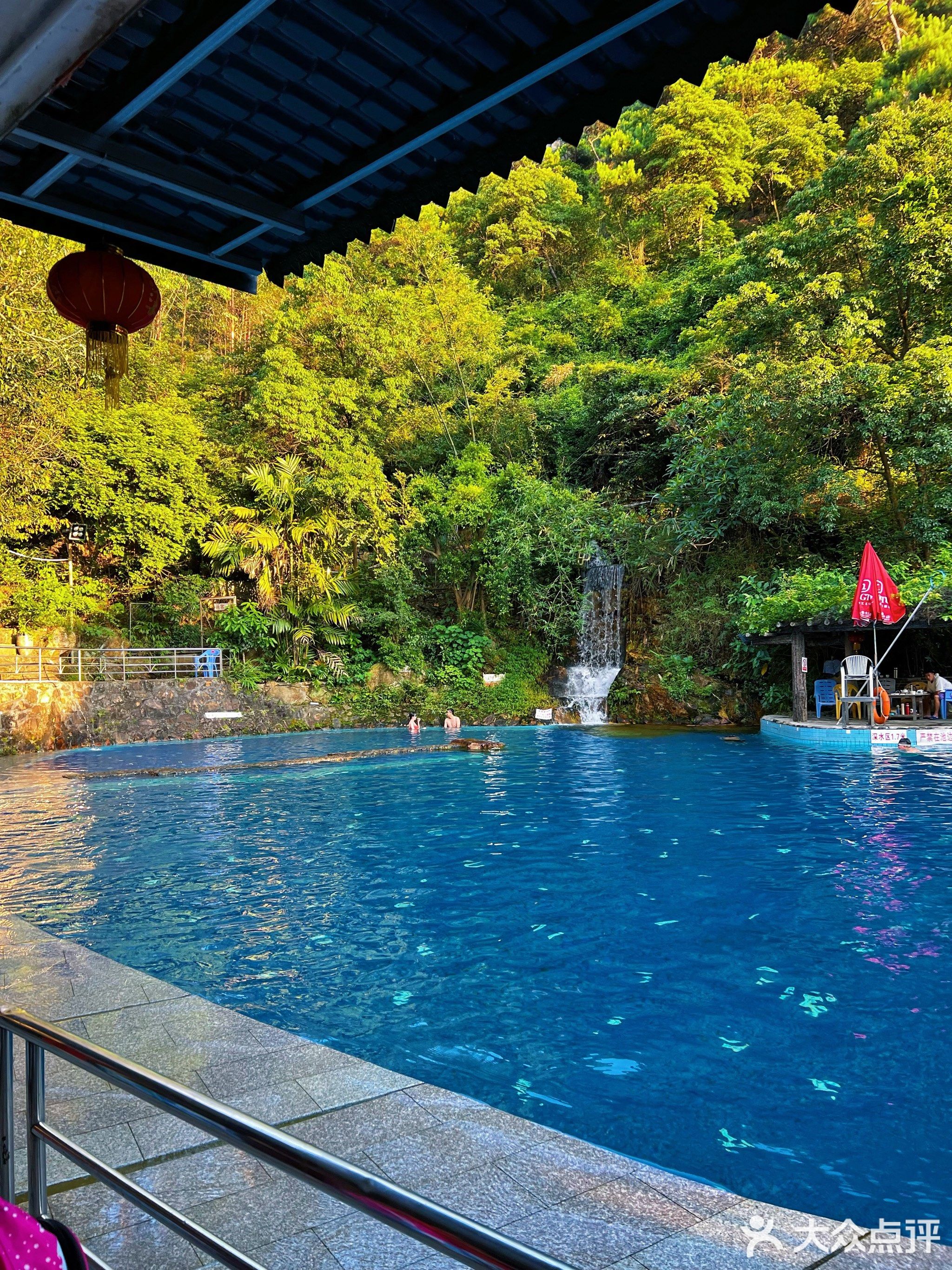 双喜山庄喜泉山水游泳池