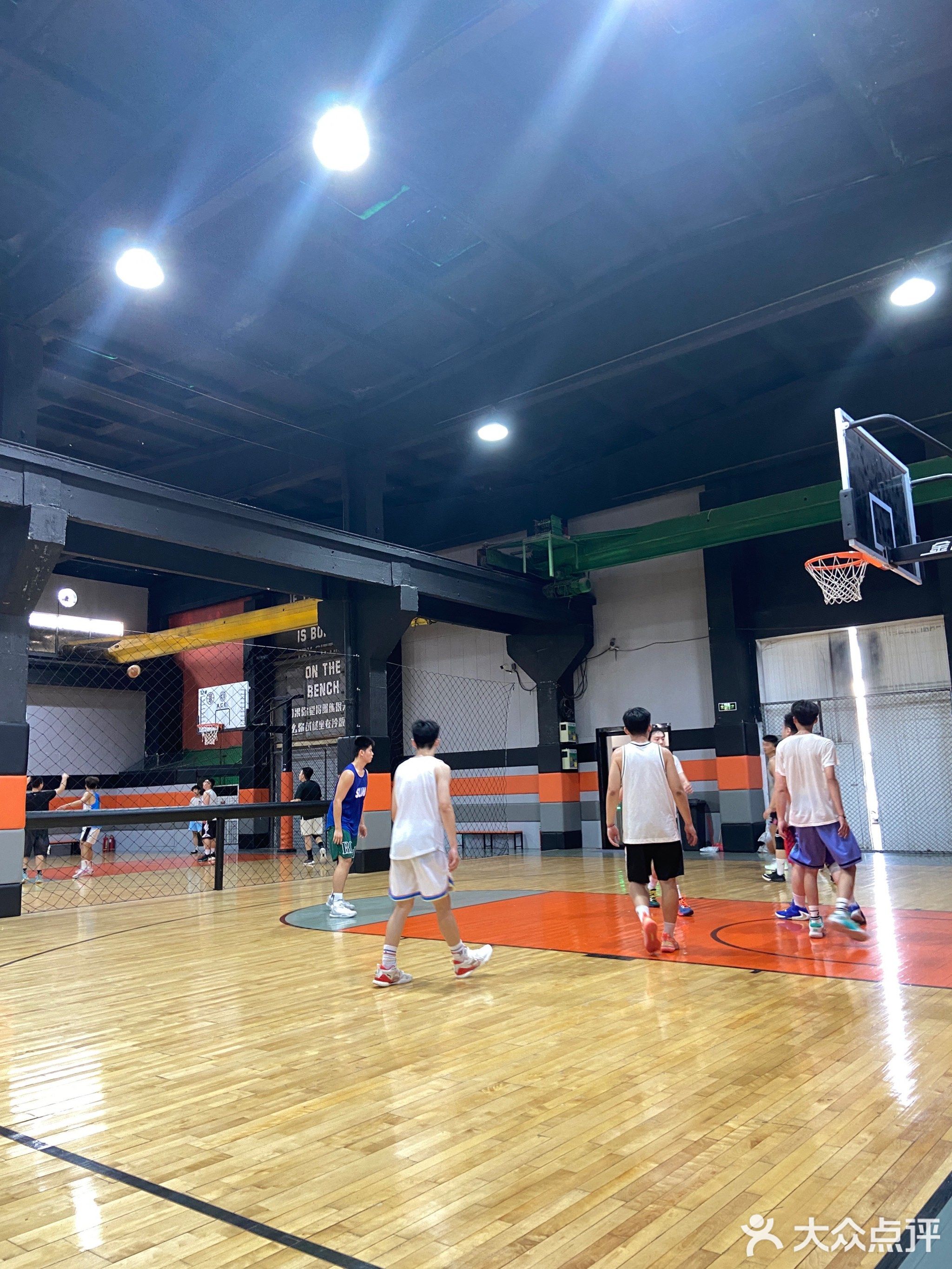 ACE运动空间篮球羽毛球馆(中原万达店)