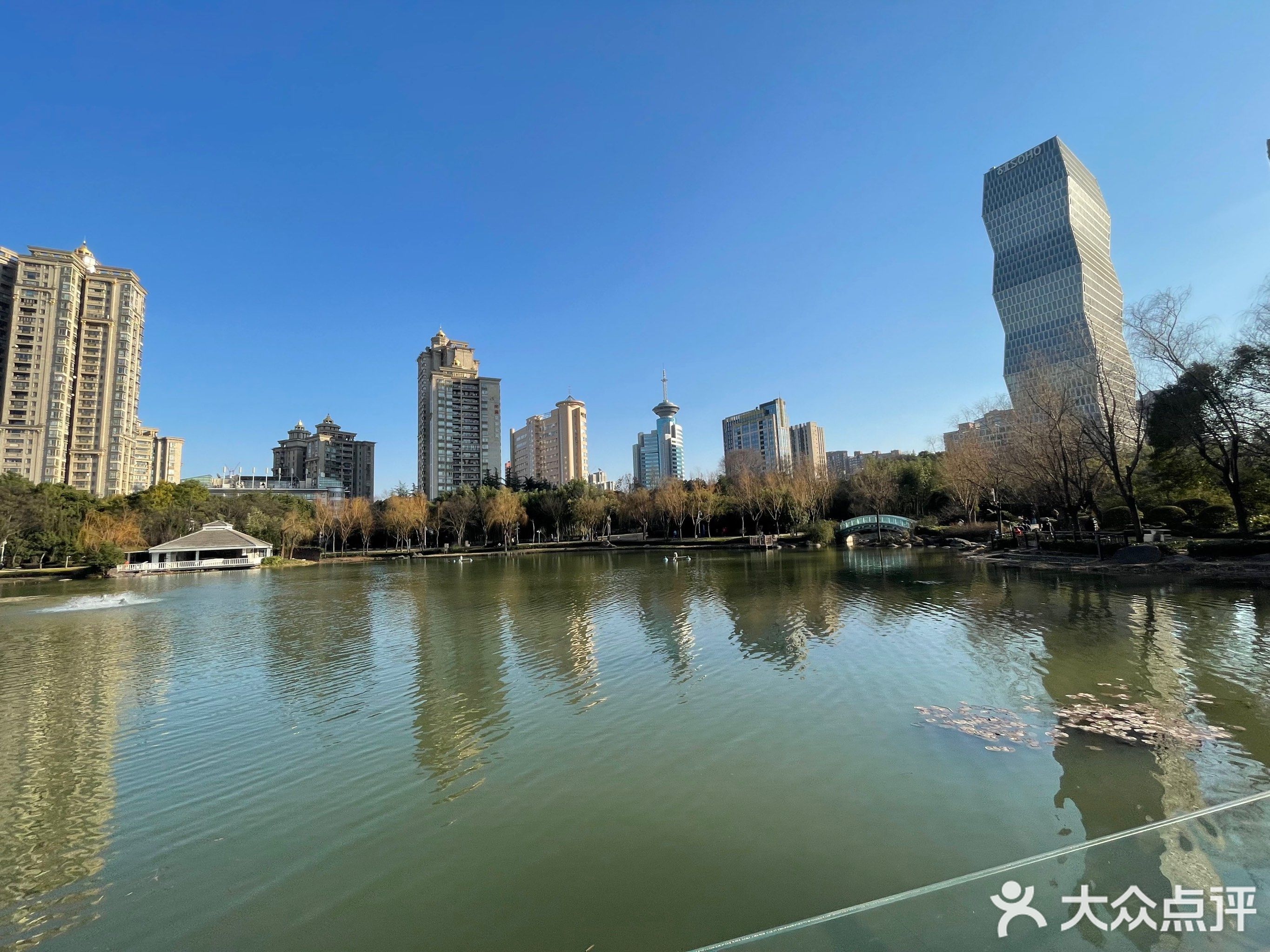 新虹桥中心花园社区公共运动场338地块绿地羽毛球场