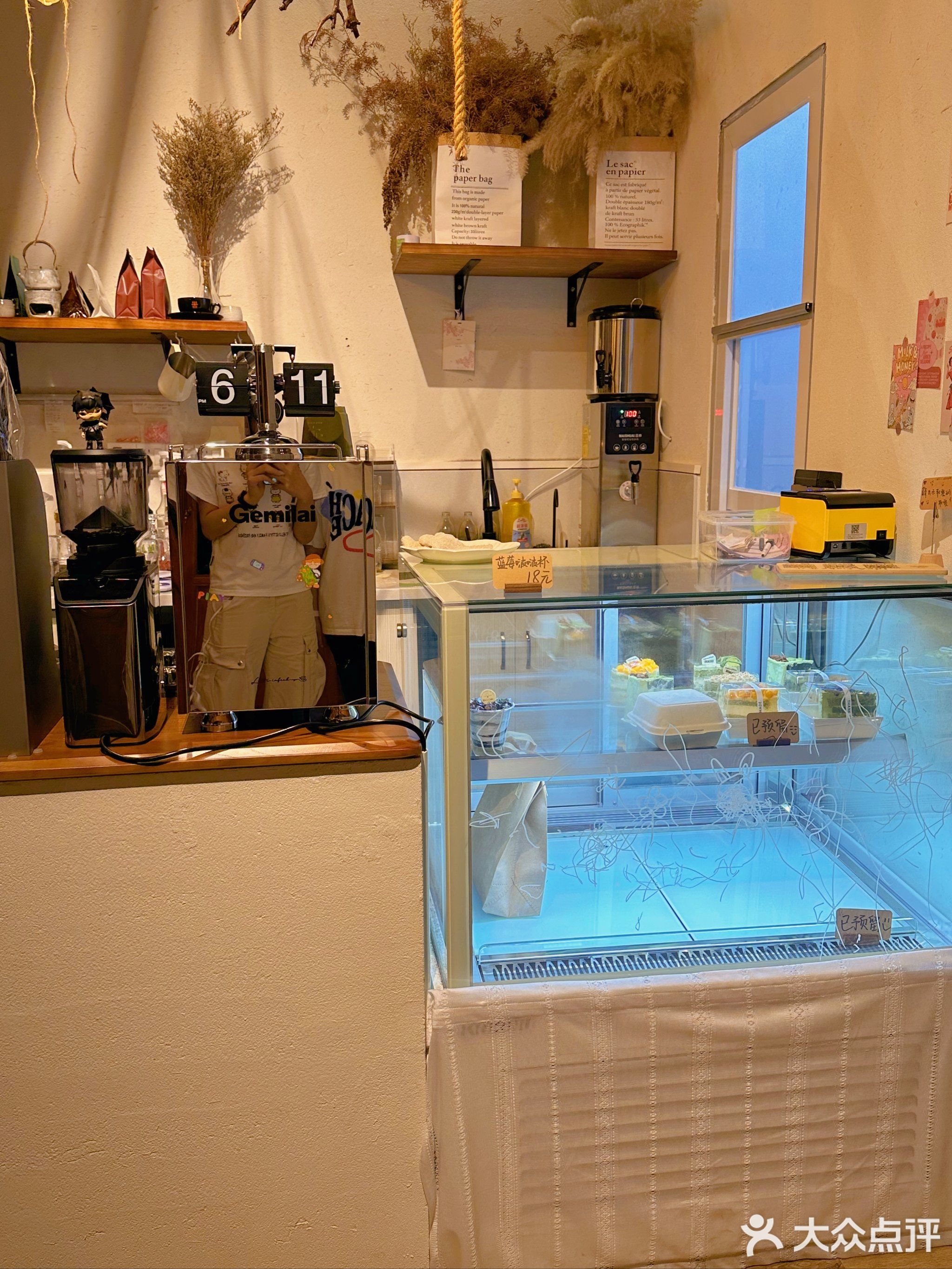 中山市小榄镇霖计蛋糕店