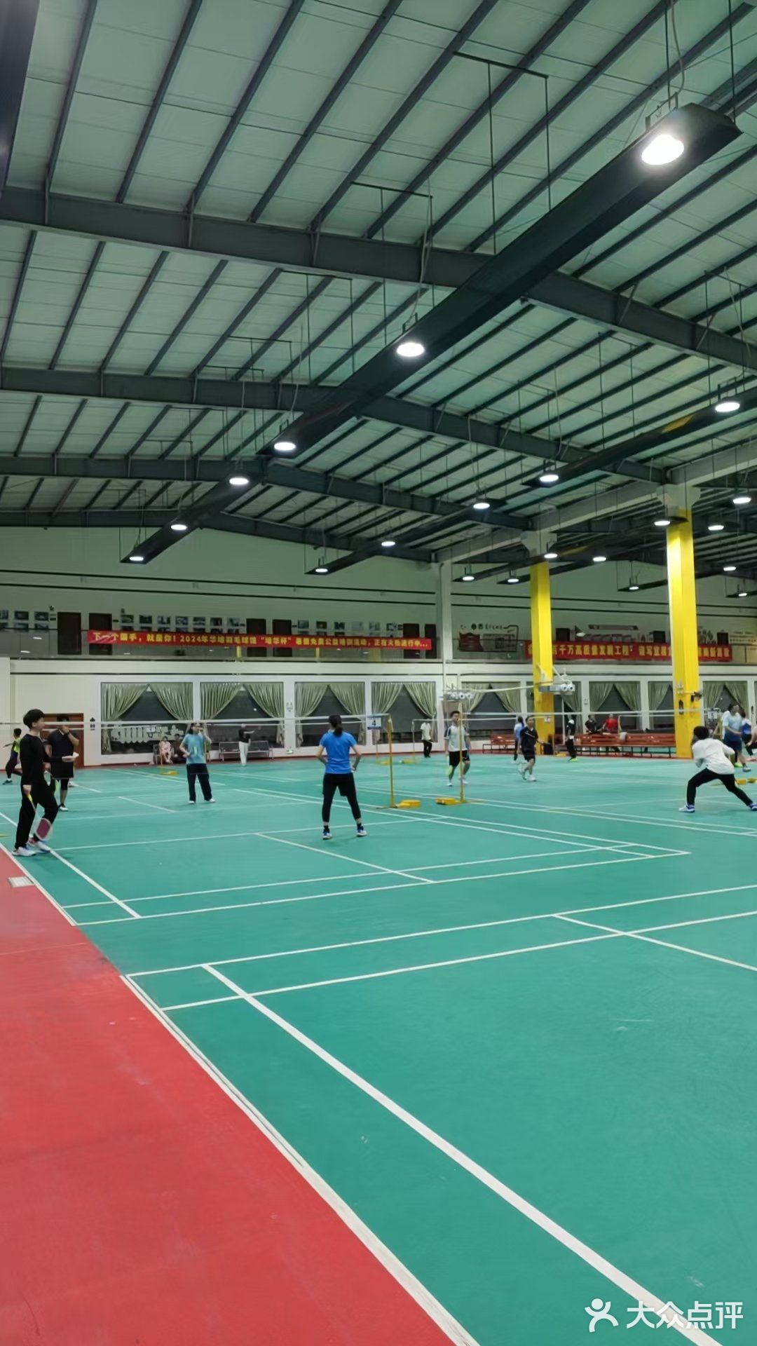 紫南华培羽毛球馆