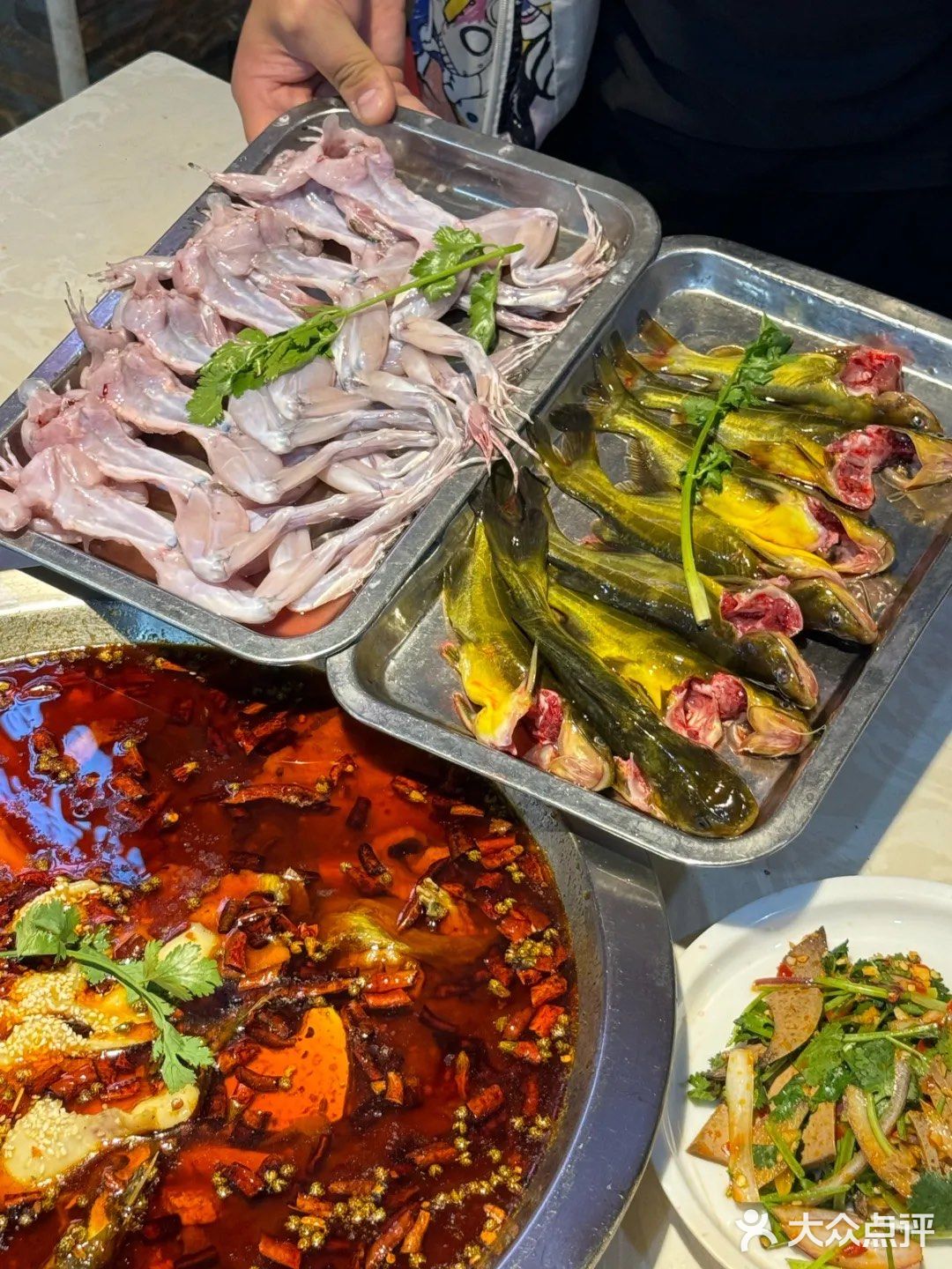 川鱼郎鲜蛙鲜鱼火锅(杰灵小区店)