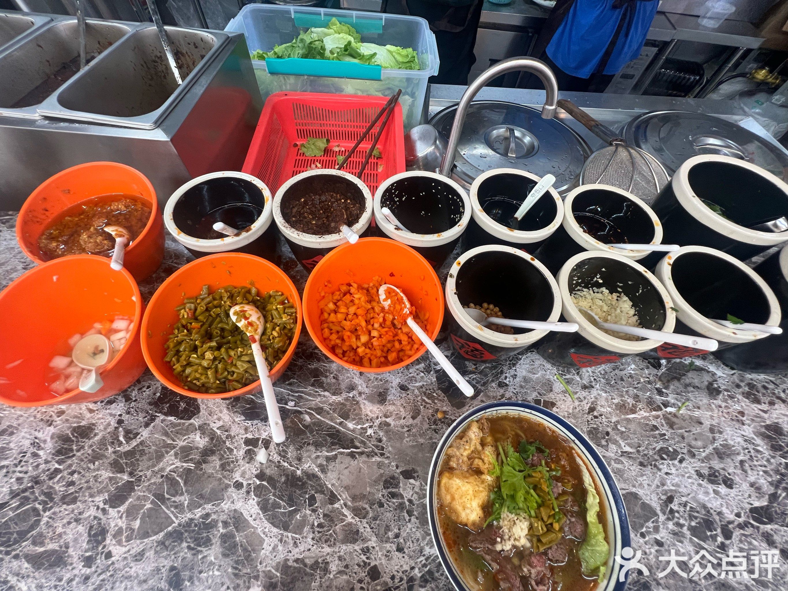 窄巷口生烫牛肉米线(柏苑路店)