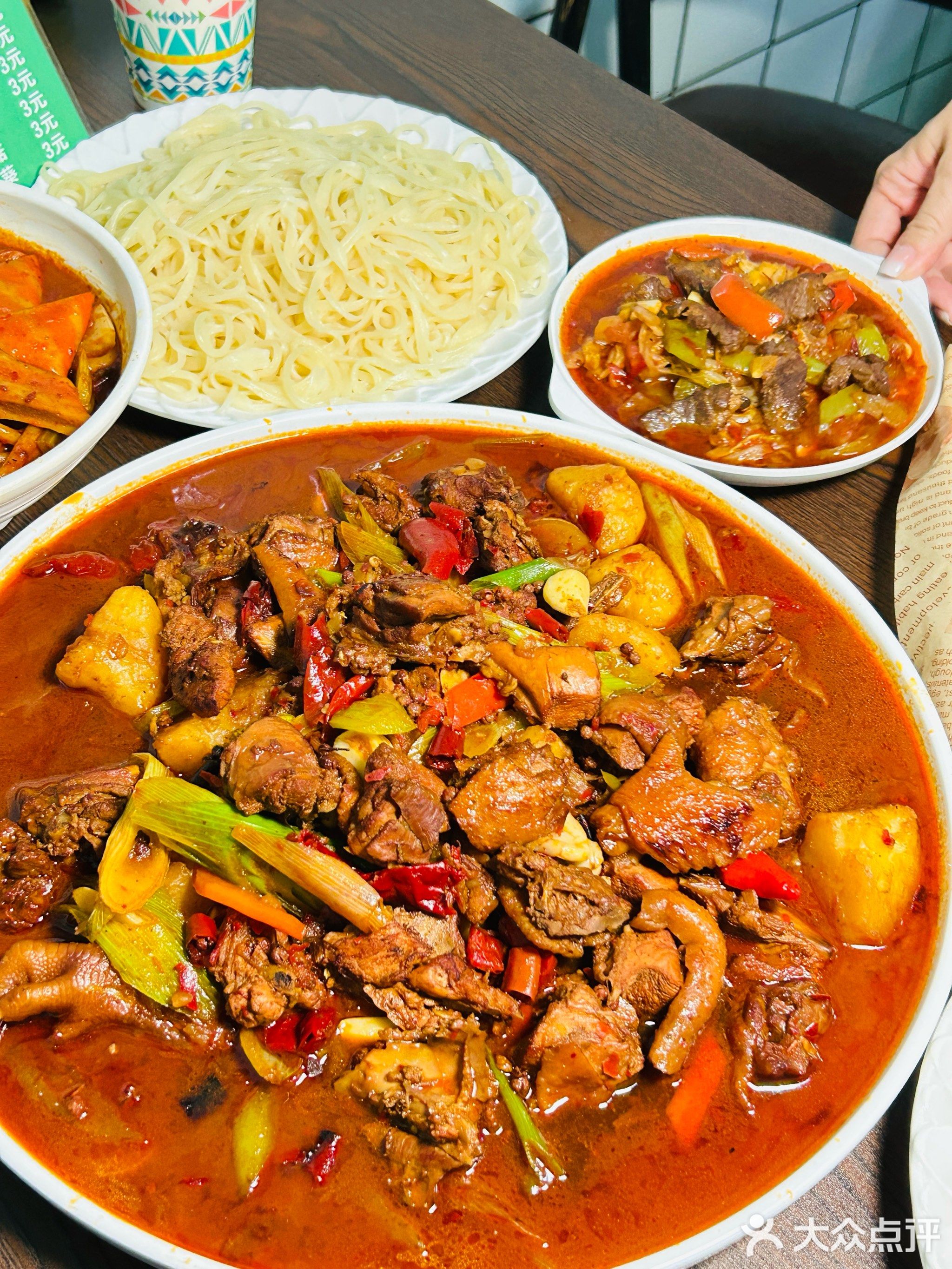 新疆小伙子特色拌面烧烤店