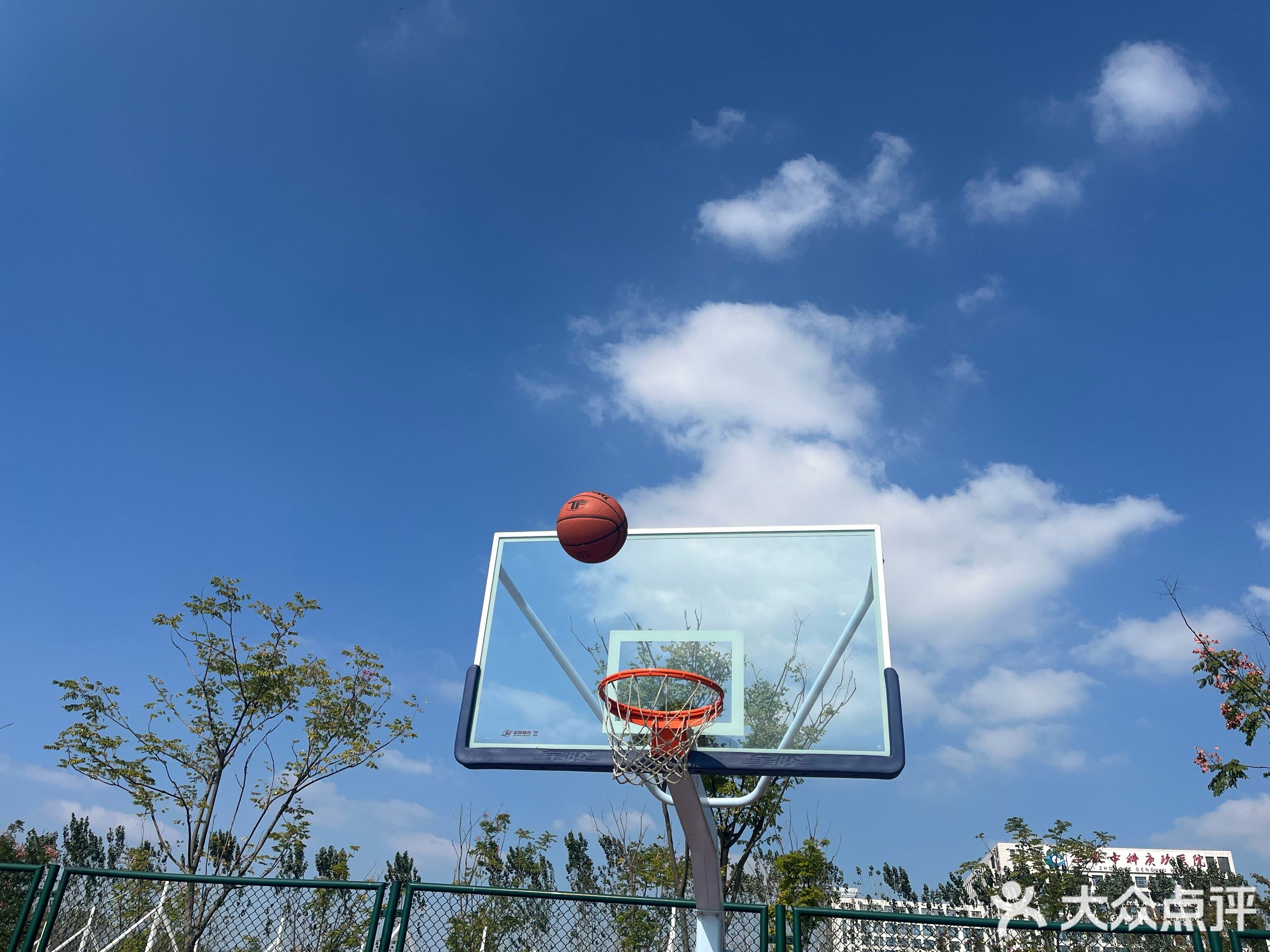 笼式篮球场