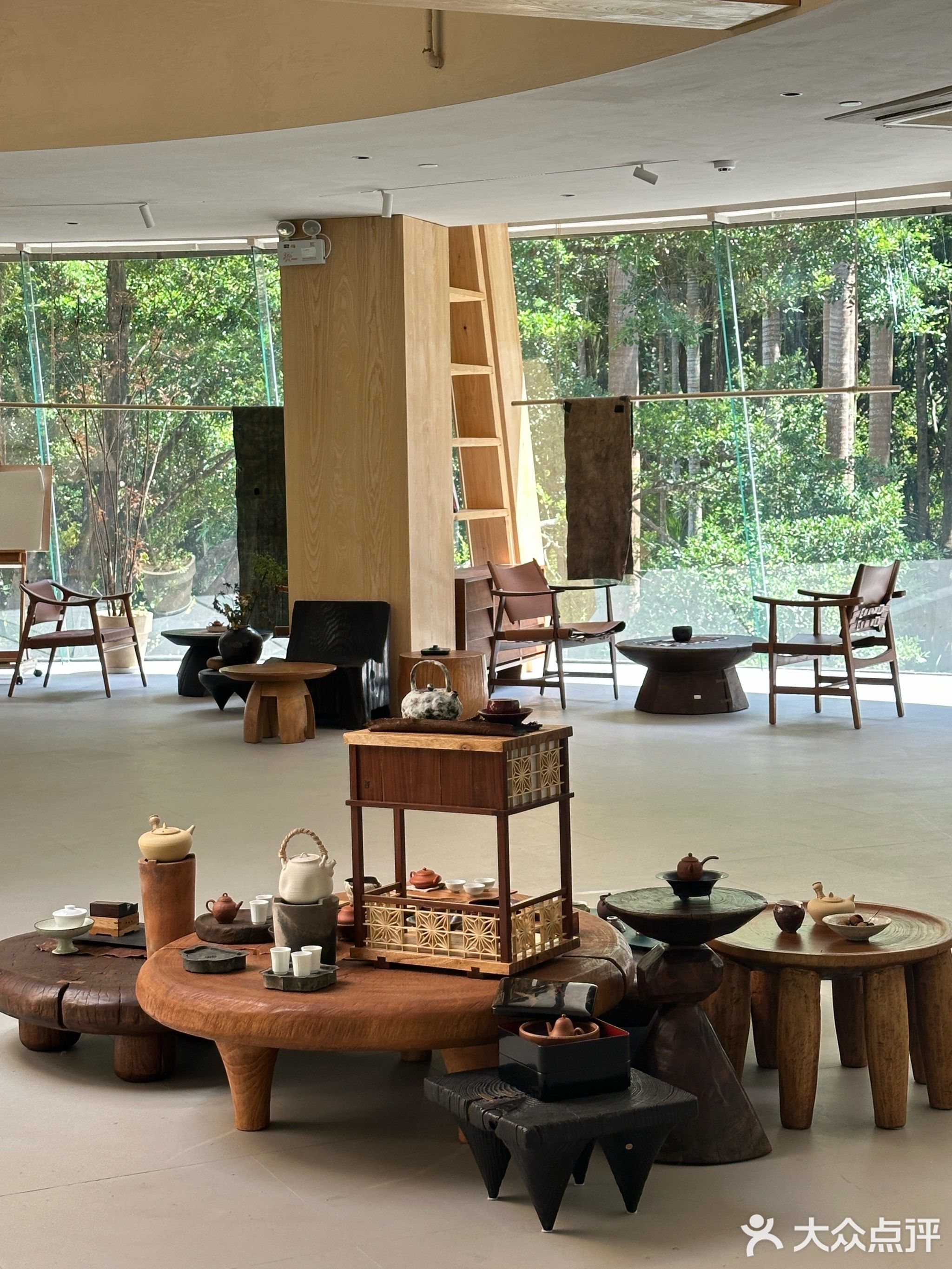 桉与松艺术书吧