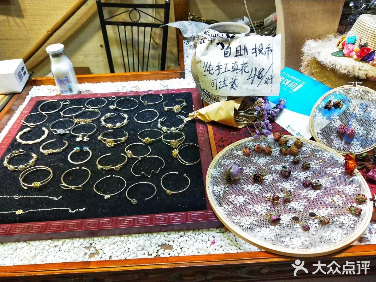 人民路地摊街呆呆的手绘海娜纹身