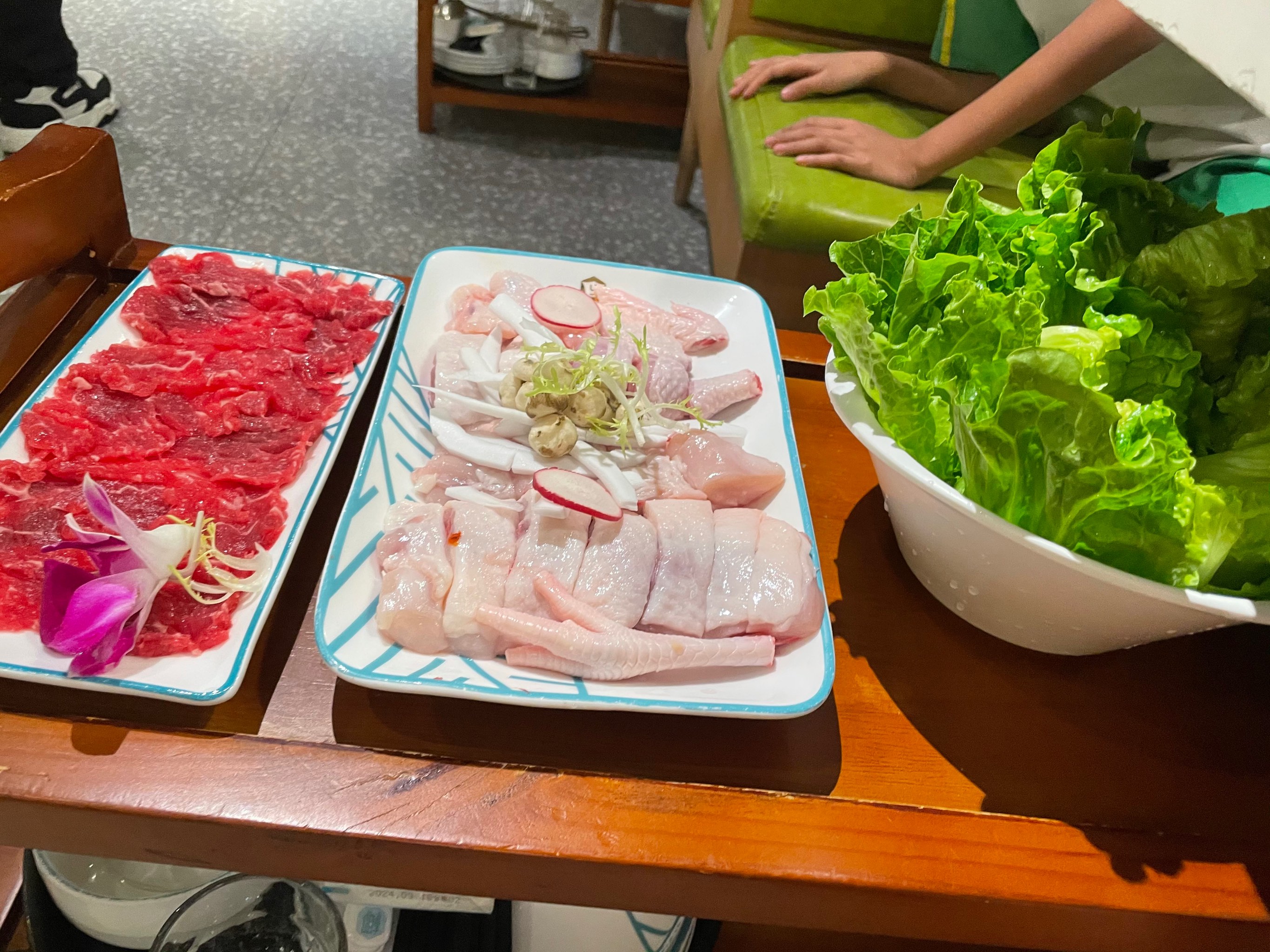 椰小聚原生态椰子鸡火锅店