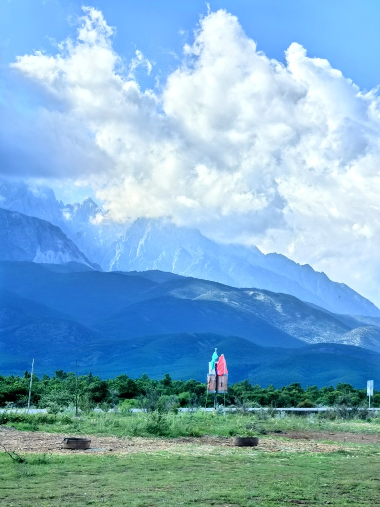 雪山情人湖骑马场